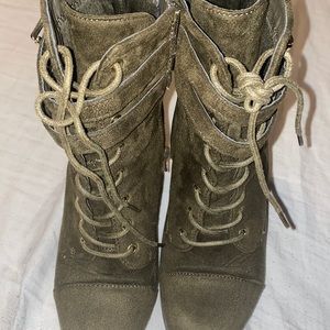 3 inches hill , green boots size7